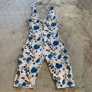 Urban outfitters romper shorts v-neck blue floral size S